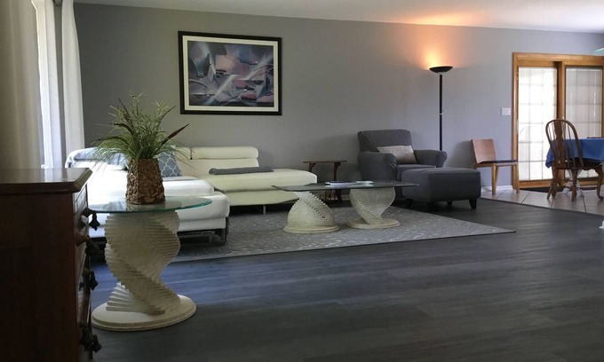 Itasca House | House-tel in Chicago-burb: 3 bedrooms and 2 full baths