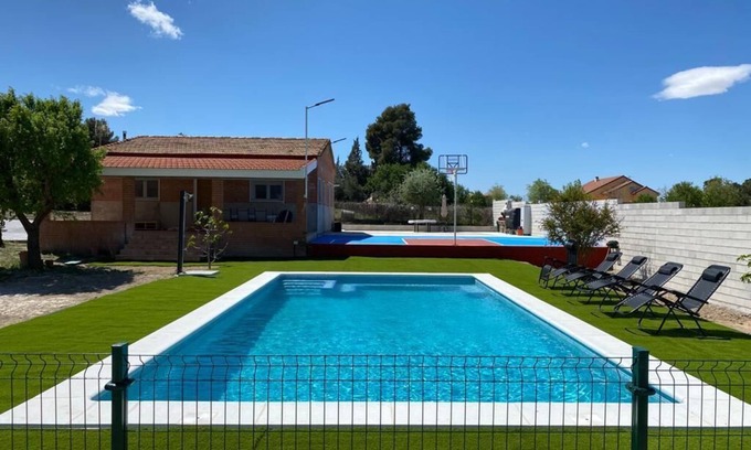 Fuentiduena de Tajo Ski Chalet | House with pool, Villa Alarilla