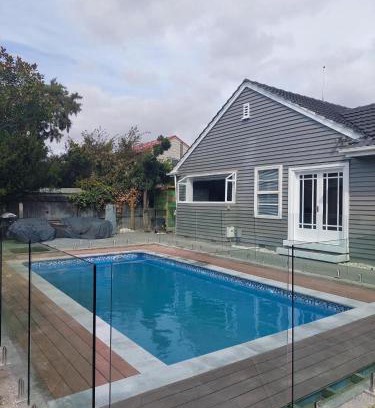 Christchurch House | House with a heated pool
