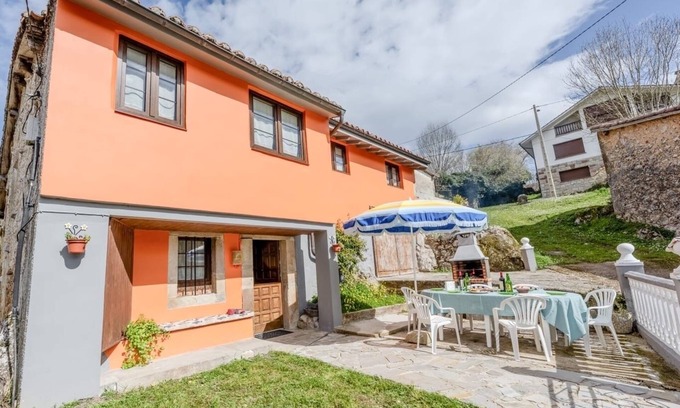 Cabrales Cottage | House with garden overlooking the Picos de Europa (3 double bedrooms and 2 bathrooms)