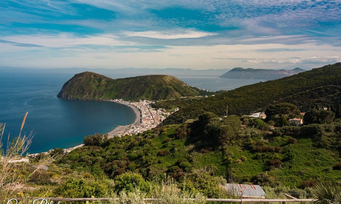 Lipari House | House with garden overlooking the bay of Canneto