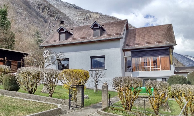 Antignac House | House with large, quiet garden and beautiful mountain views