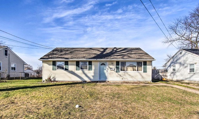 Bellmawr House | House with Pellet Smoker and Grill, 1 Mi to Lake!