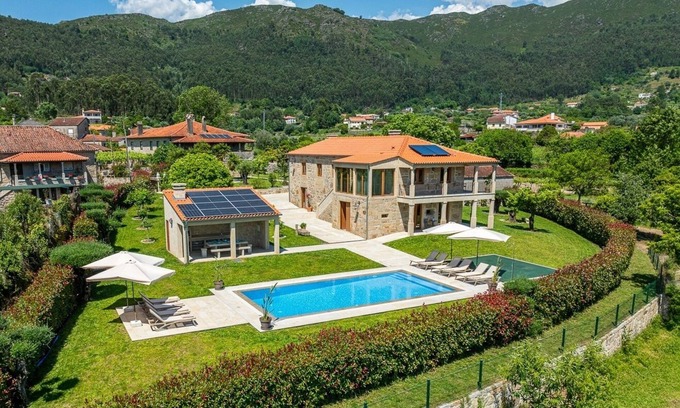 Cossourado Cottage | House with pool and garden in Ponte de Lima