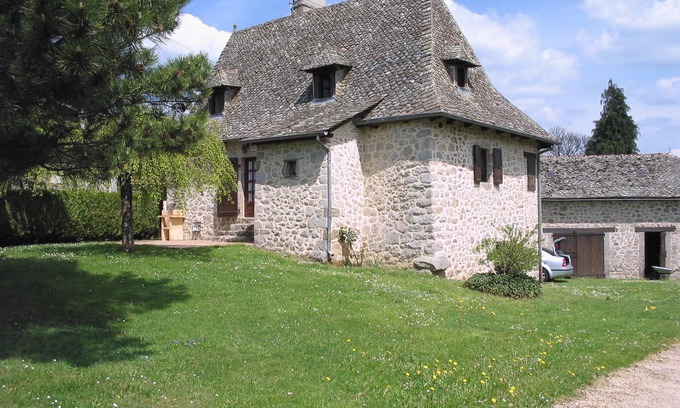 Mourjou House | House with pool in the Cantal countryside