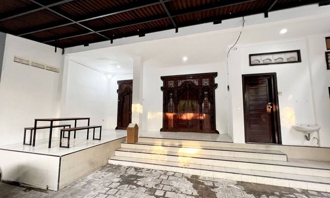 Raya Kuta House | House with thematic style in city centre