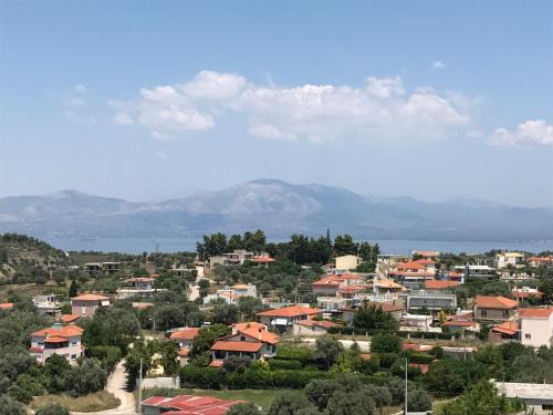 Oropos Apartment | House with view of the sea & the mountain