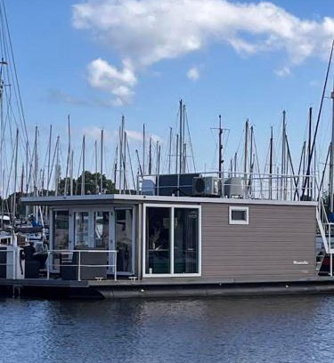 Monnickendam Boat Rental | Houseboat Maatrollie NS002