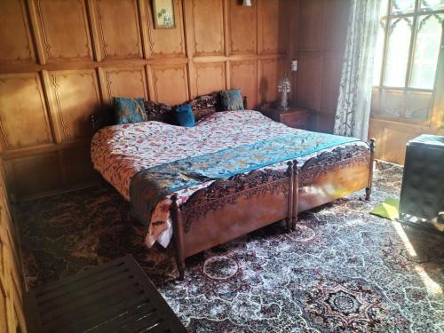 Brein Hotel | Houseboat sea lord