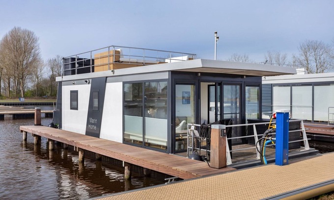 Offingawier Boat Rental | Houseboat Sneekermeer with Garden and Views