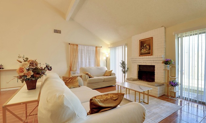 Meadows Place House | Houston Area Home w/Yard - 5 Mi to Sugar Lakes!