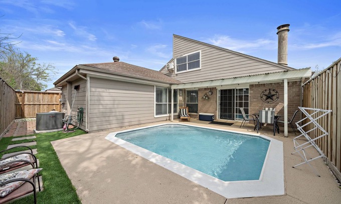 Clodine House | Houston Pool Getaway | Games | Parking WiFi | Pet