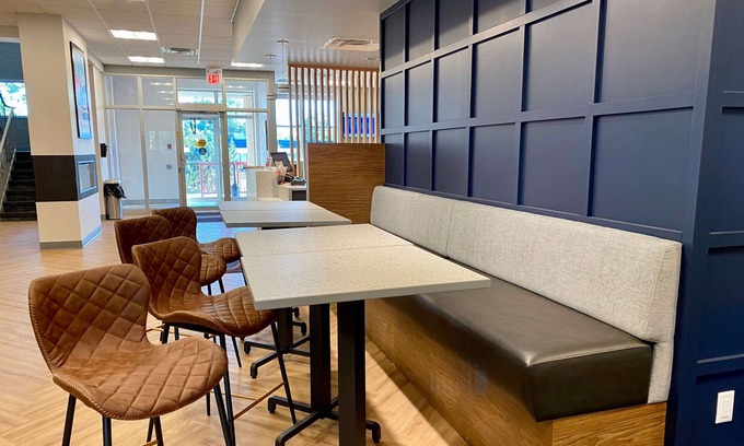 Winnipeg Hotel | Howard Johnson by Wyndham Winnipeg West