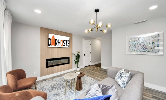 Brookhollow House | HTX/Oak Forest/77018 - Remodeled Home