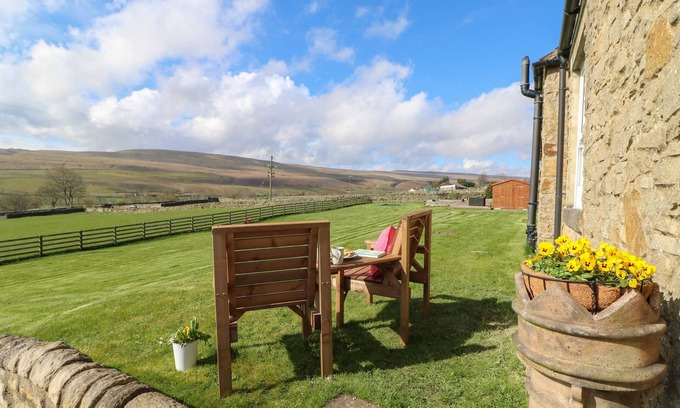 Barnard Castle Cottage | HUDEWAY VIEW, pet friendly, with open fire in Middleton-In-Teesdale