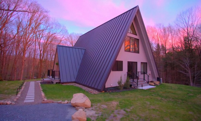 Port Jervis Ski Chalet | Hudson Valley Luxury A-Frame Movie Theater~Arcade~Games-Hot Tub~Just 60-mi~NYC.