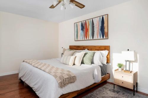 Hurontario House | Huge 4 Bedroom House Near Square One - Sleeps 8