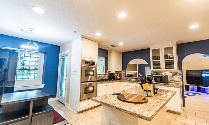 Houston House | Huge 6 Bedroom with Pool, Spa, 85" TV, Air Hockey, Pool Table, Ping Pong, BBQ