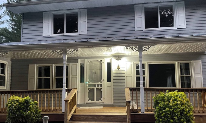 Lakeview House | Huge Farm style home on 2.5 ac lot w/large back yard for gathering events & more
