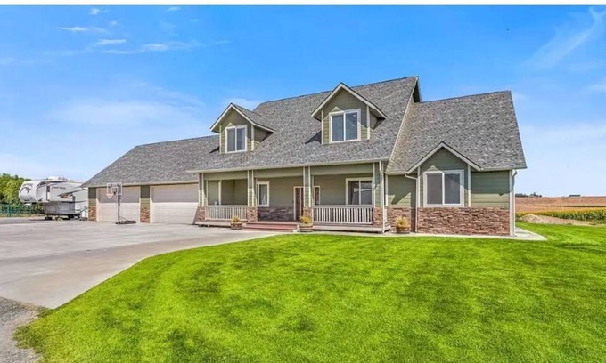 Stratford House | Huge Home by lake w/Hot tub & parking for lg rigs