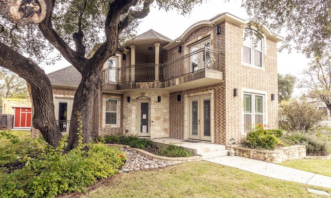 Central East Austin House | Huge Home in Downtown ATX/Large Groups Welcome/Walk Everywhere!