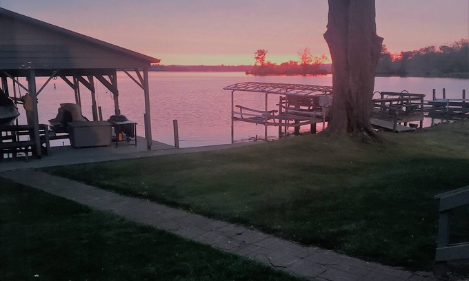 Fairfield Beach House | Huge Lakehouse With Spectacular Waterfront Views