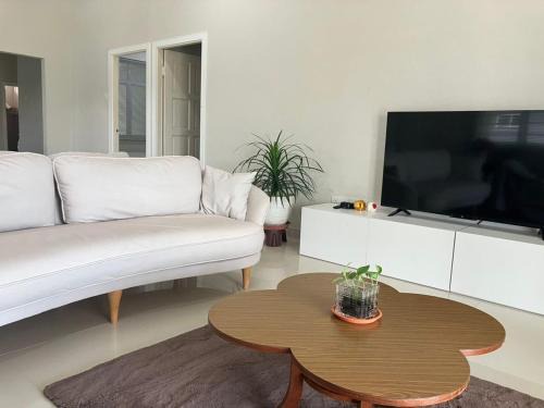 Kuching House | HUGE landed full house