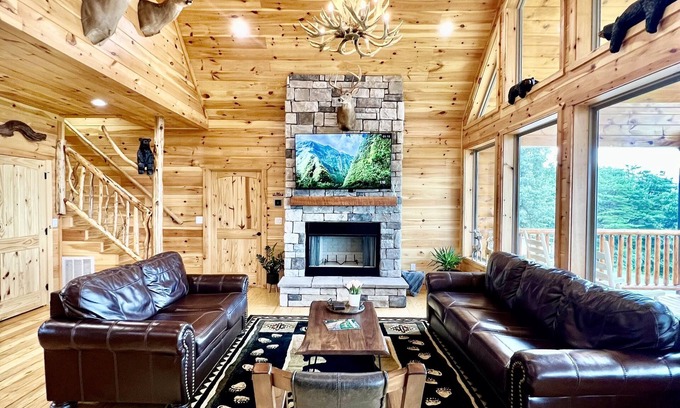Kodak Cabin | Huge Mountains ⛰ Wheelchair Accessible, Sauna, Hot-tub, Pool table, Fire pit