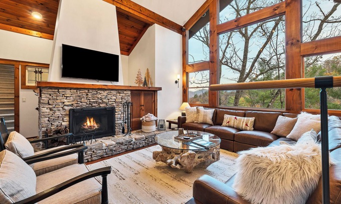 Townsend House | HUGE MTN VIEWS 4 BR/3Bath with Hot Tub, WiFi, Pool Access