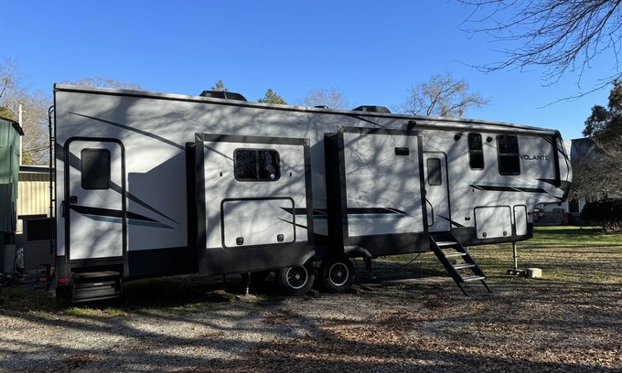 Lowndesville House | Huge RV-Lake Russel & Lake Secession Camplife - Hunting and Fishing Playground