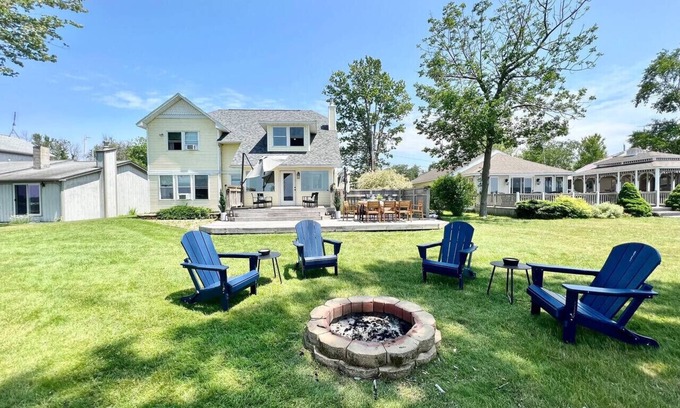 Sandy Creek House | HUGE Sandy Pond LAKE HOUSE & Bunkhouse-Sleeps 18!