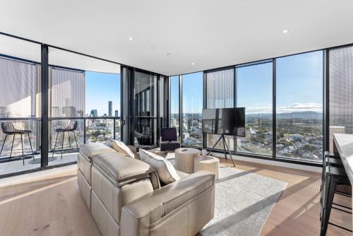 Fortitude Valley Apartment | Huge Sub-Penthouse with Stunning Views, Pool plus Parking