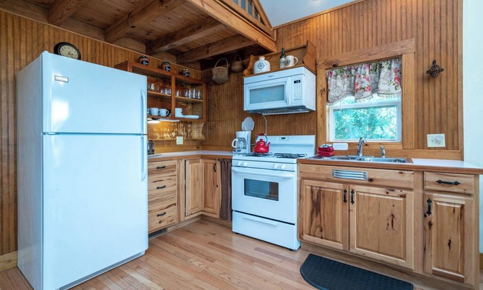 Ore City Cottage | Huguenot Lakeside Cottage, 2-bedroom Plus Loft on Lake O' the Pines