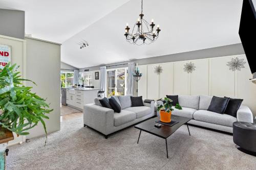 Papamoa Beach House | Hunter Lodge - Papamoa Beach Holiday Home