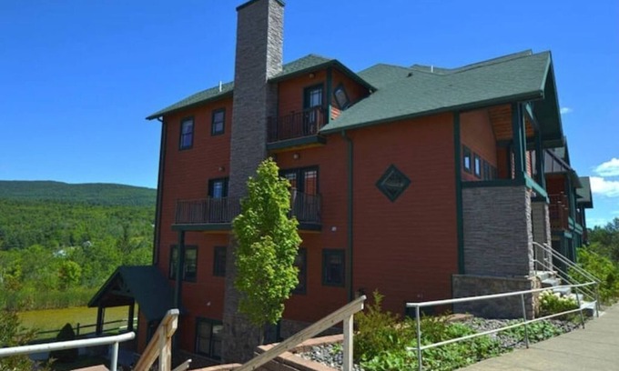 Hunter Condo | Hunter Mountain 2 Bedroom Condo - Steps to Slopes & Zip Line!