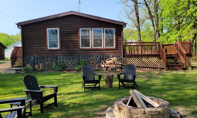 Adams House | Hunters Cove, Private Home,1+acre,nearWIDells,private pier,FREE FIREWOOD,firepit