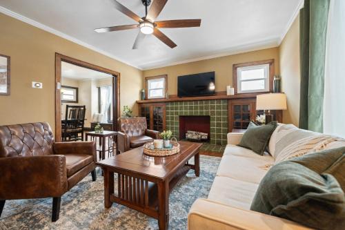 Huntington House | Huntington Modern History - 4br, Mu, Dt, St Marys