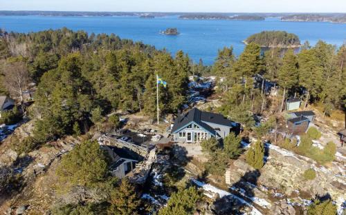 Vaxholm House | Hus i skärgården med bastu och sjöutsikt