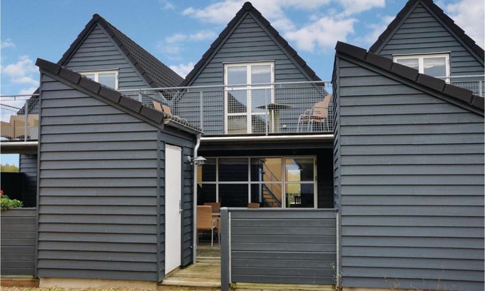 Henne House | Hus R