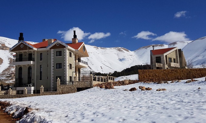 Al Arz Ski Chalet | Husky Rock - 2 Bedroom Chalet in the Basement