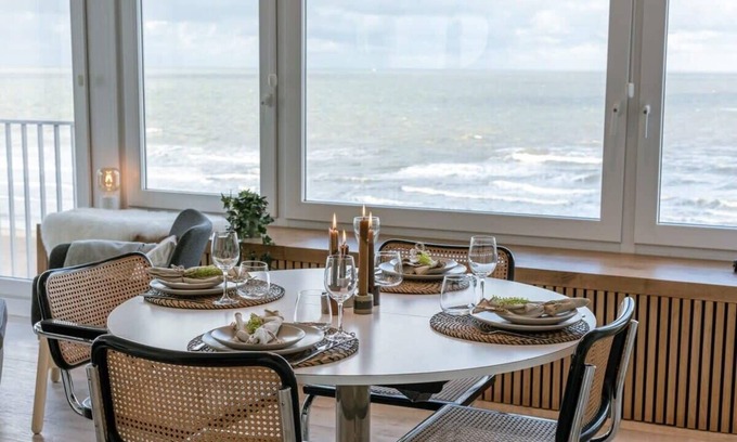 Ostend City Centre Apartment | Huswell - Seaview apartment with private garage
