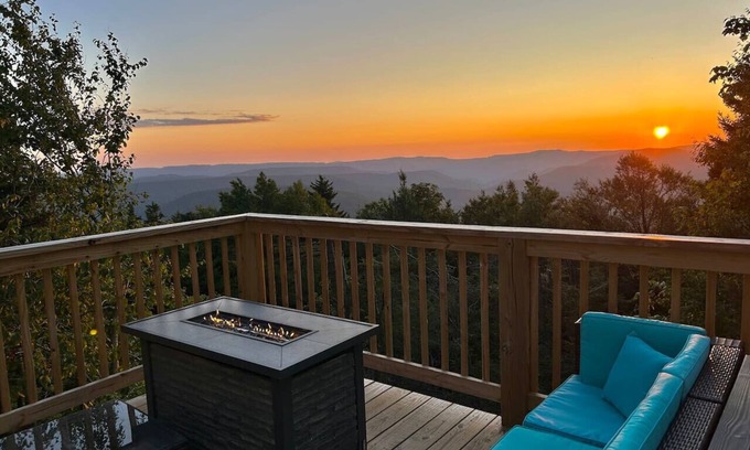 Snowshoe Ski Chalet | Hutch 1- 2 Min Walk to Slopes, Great Mountain View