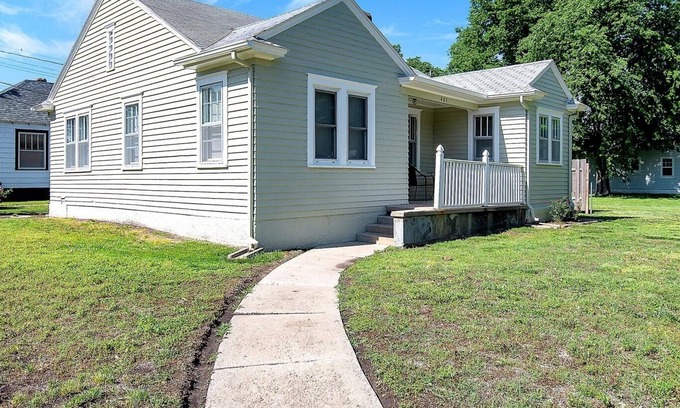 Hutchinson House | Hutchinson Cozy Bungalow! Entire House! The Mint!