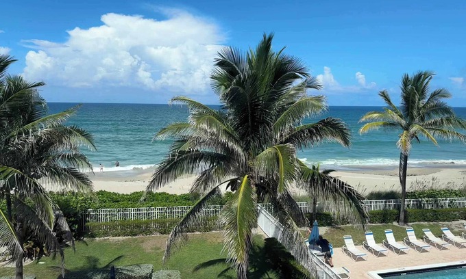 Hutchinson Island South Condo | Hutchinson Island,BeachFront, Heated Pool, Balcony, Top Floor