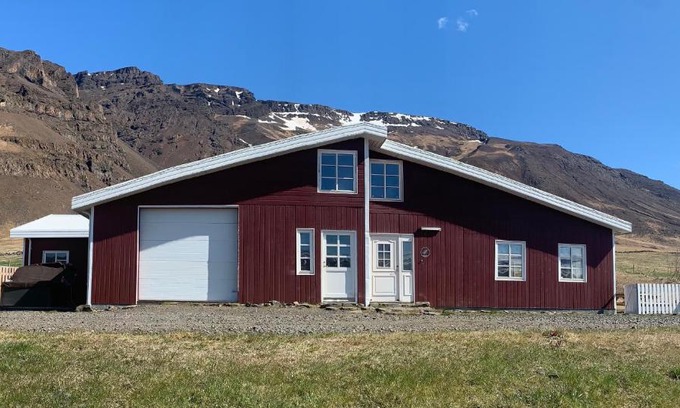 Hunavatnshreppur House | Hvammur 2 Guesthouse Red House