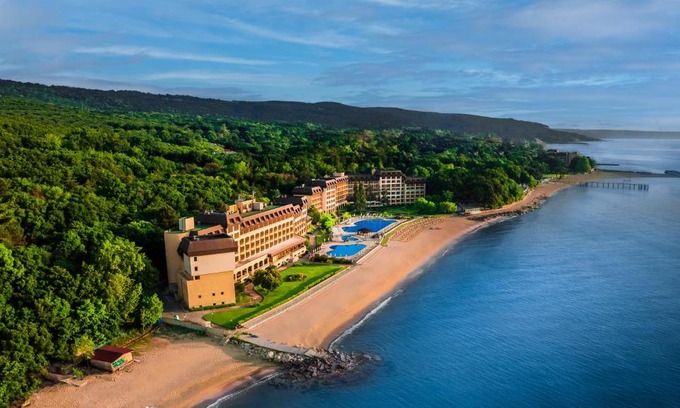Golden Sands Resort | HVD Riviera Beach Ultra All Inclusive & Mineral Pool - Private Beach & Free Parking
