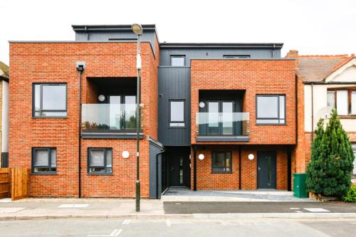 Cricket Green Apartment | Hybrid Resi - London, Mitcham close to Tooting and Wimbledon