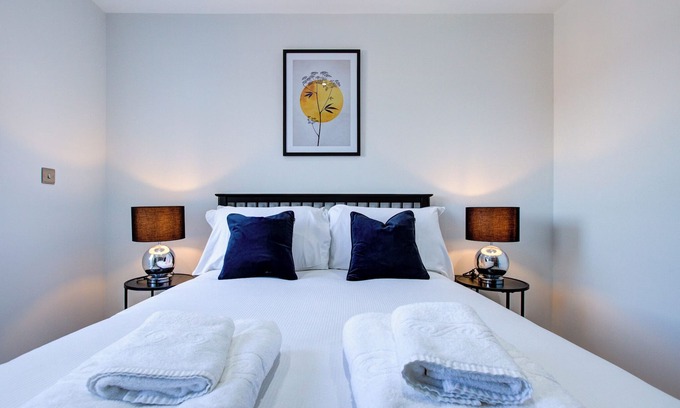Uxbridge North Apartment | Hybrid Resi - Uxbridge|3 Bed Apartment