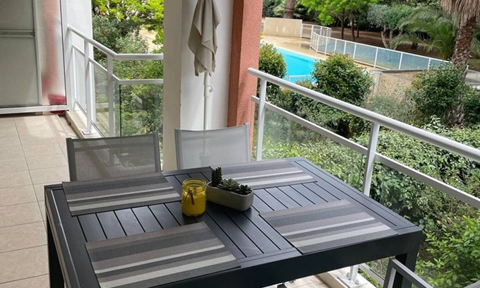 Toulon - Hyeres Apartment | Hyères: 1BR with AC, pool & parking at the port
