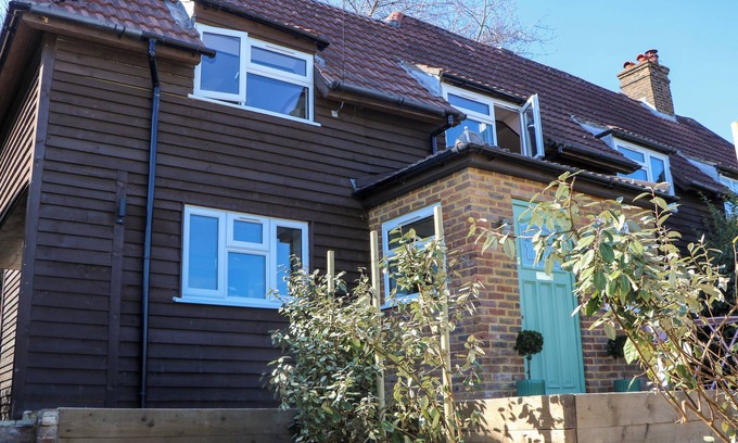 Forest Row Cottage | HYRST RISE, pet friendly, character holiday cottage in Forest Row